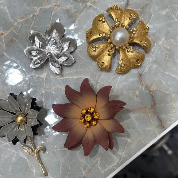 Set of 4 Vintage brooches - Picture 1 of 5